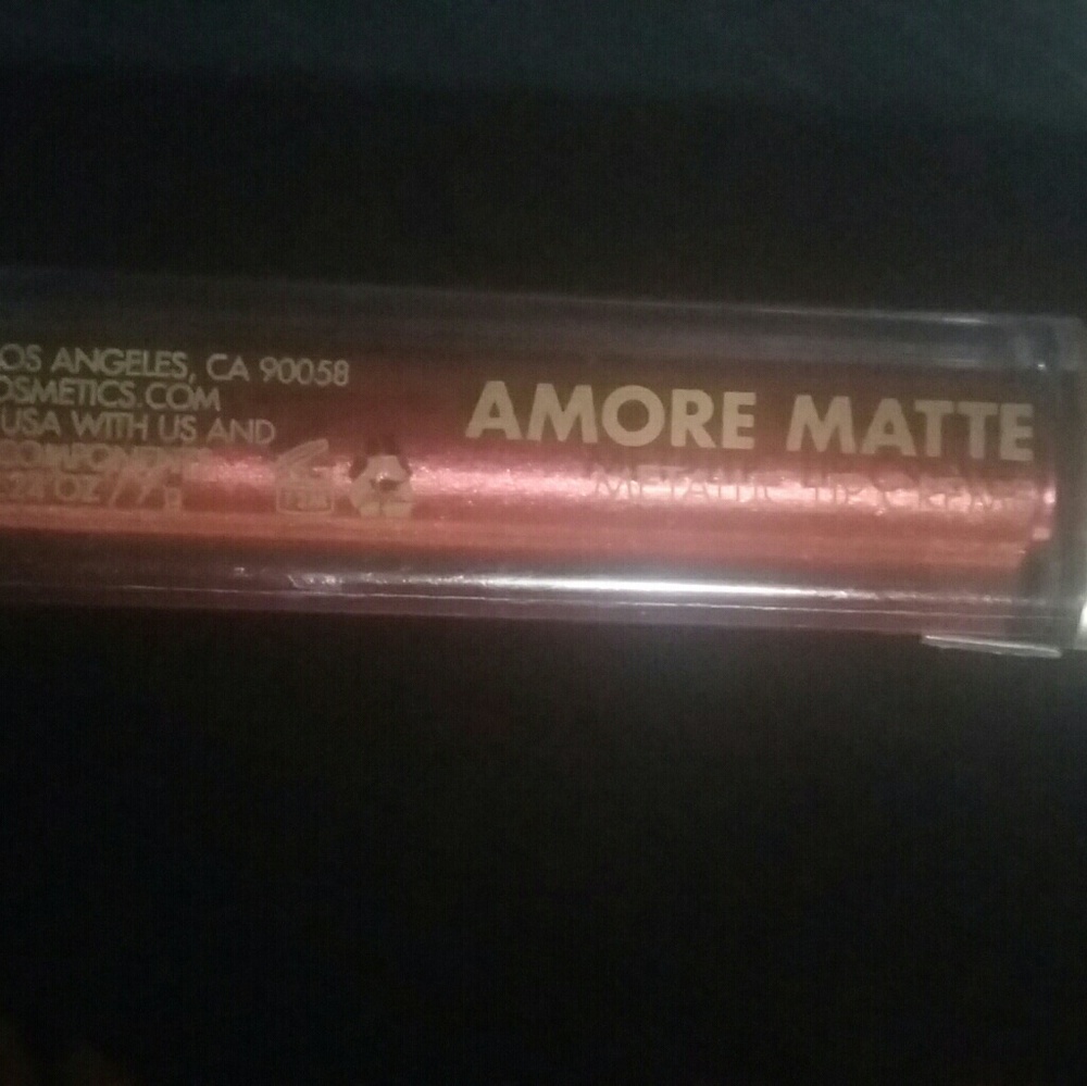Milani red Amore Matte metallic lip creme